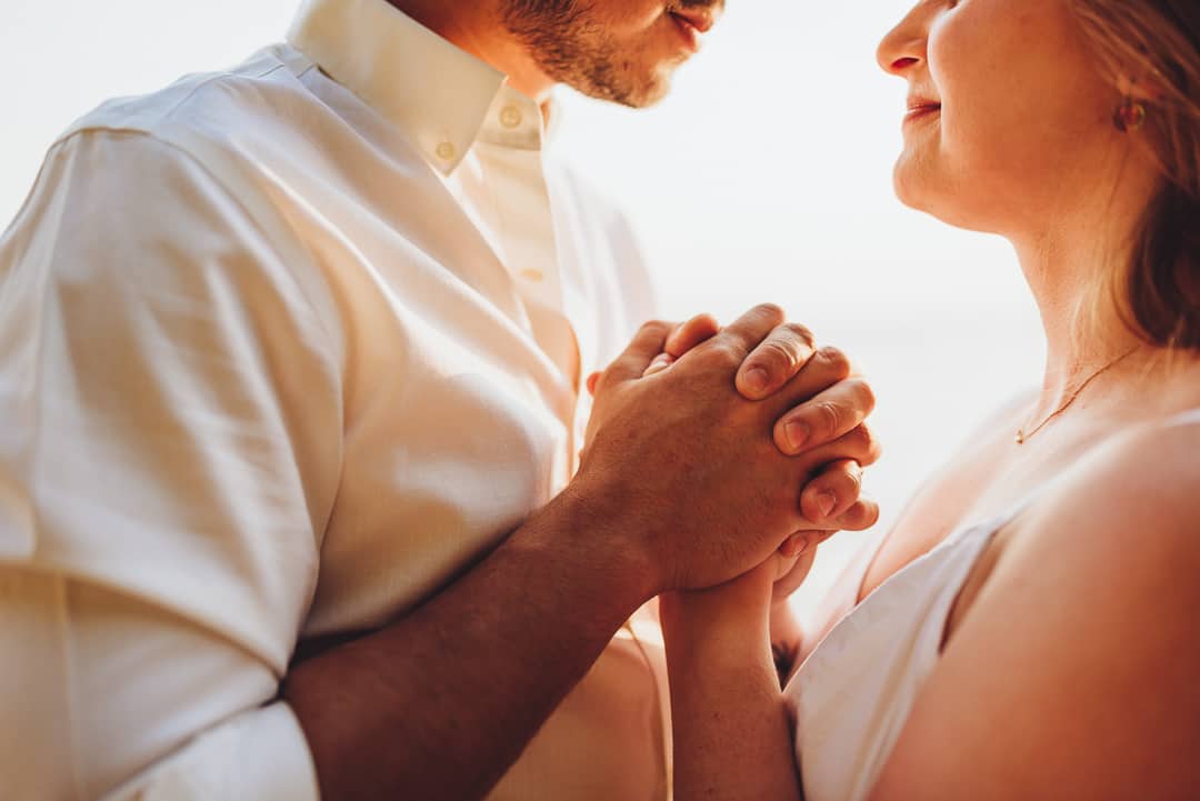 how to elope in washington state, couple holding hands